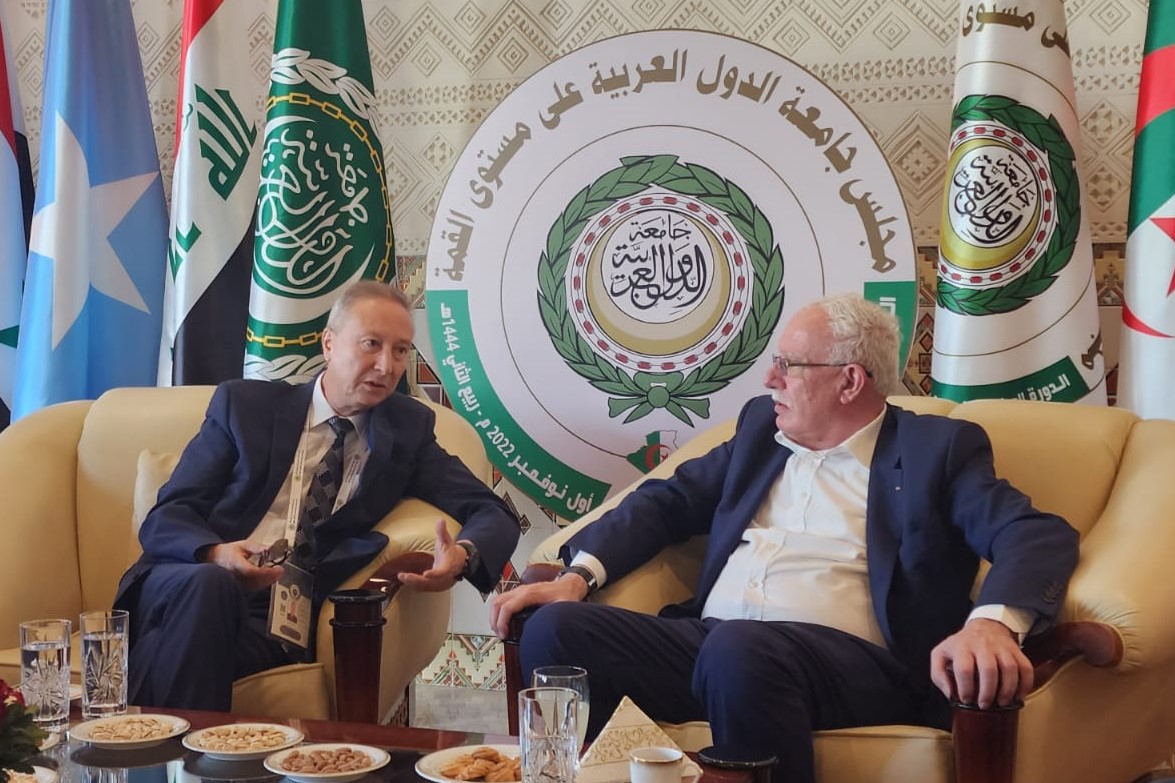 المبعوث الجزائري الخاص المكلف بملف الدول العربية نور الدين العوام يستقبل وزير الخارجية والمغتربين رياض المالكي 